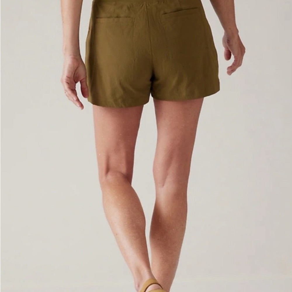Athleta Olive Trekkie North Mid Rise Shorts Sz 14 - Picture 2 of 8